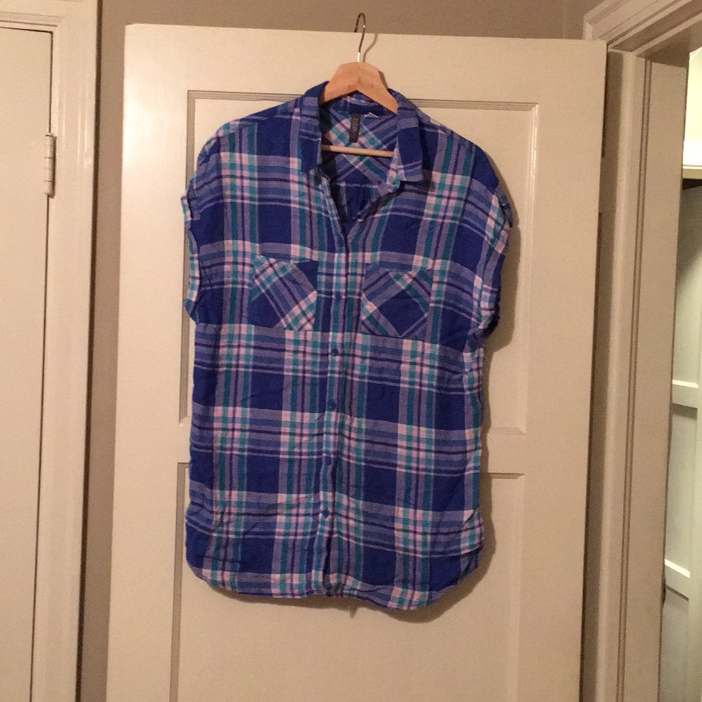 Plaid shirt sleeve shirt.